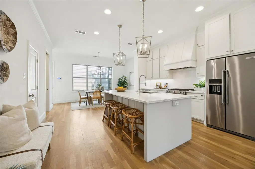 625 W 8th Street