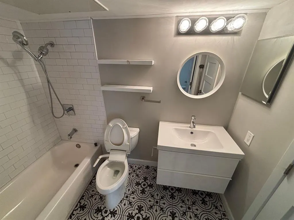 4044 Buena Vista Street, #111