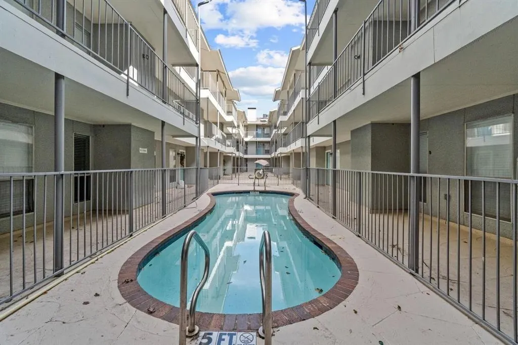 4502 Gaston Avenue, #212