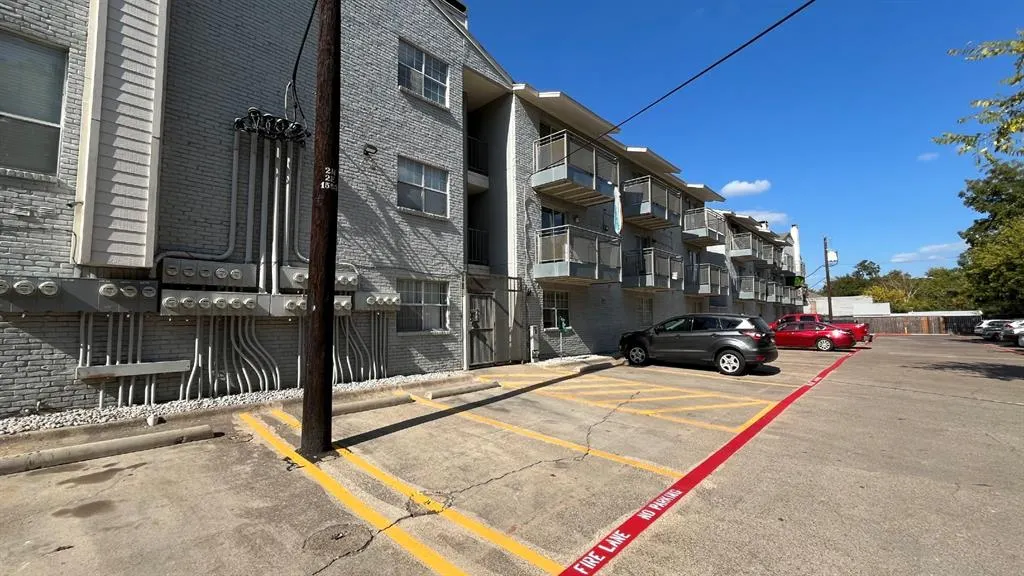 4502 Gaston Avenue, #212