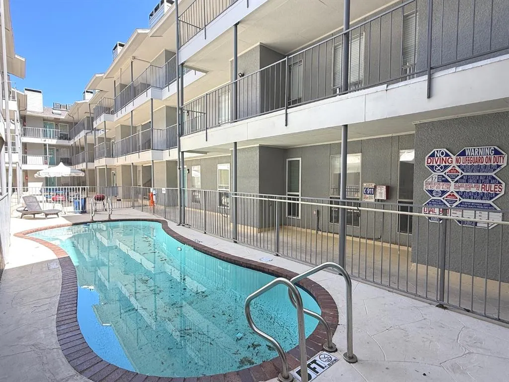 4502 Gaston Avenue, #212