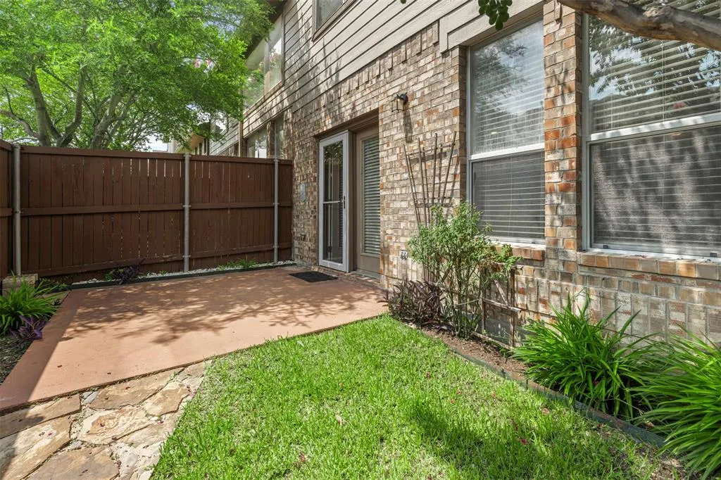 912 Englewood Lane