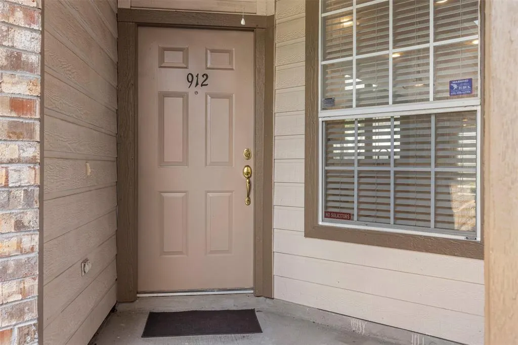 912 Englewood Lane