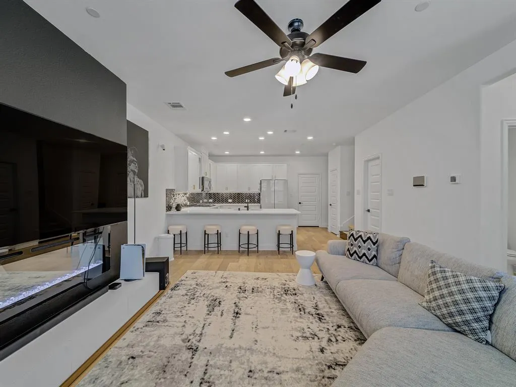 3512 Kingsland Drive