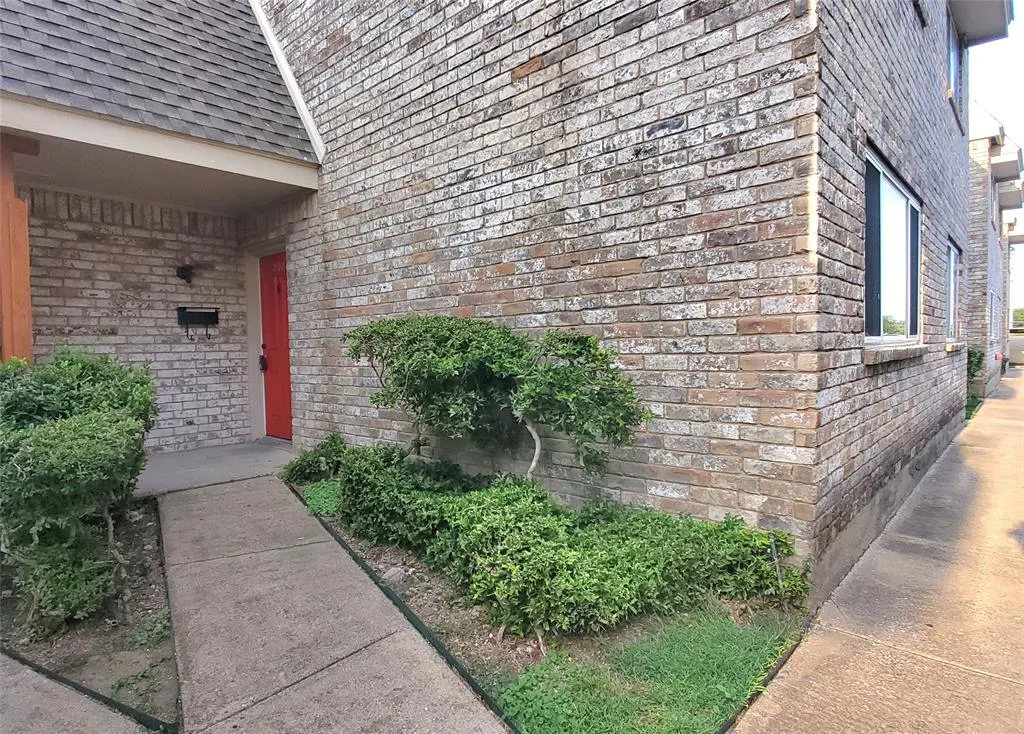 208 Village North Drive