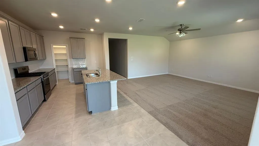 820 JACQUELYN DR