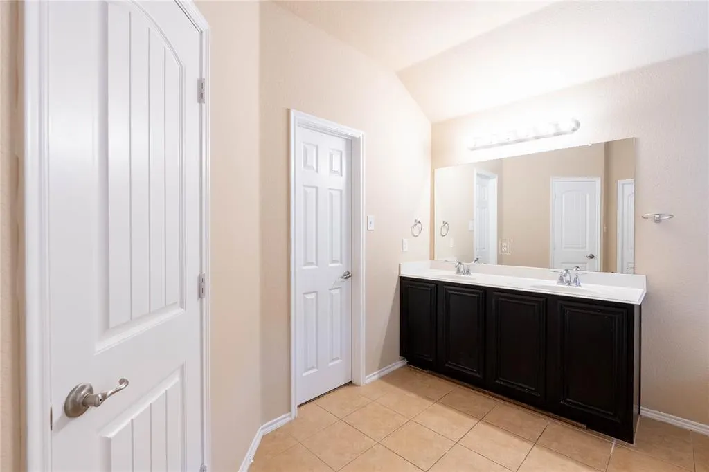 2233 Canyon Point