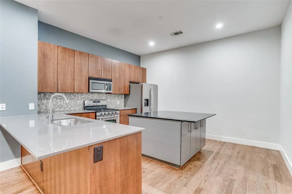3930 Bowser Avenue, #5
