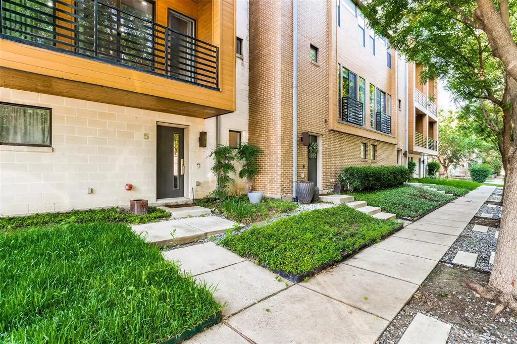 3930 Bowser Avenue, #5