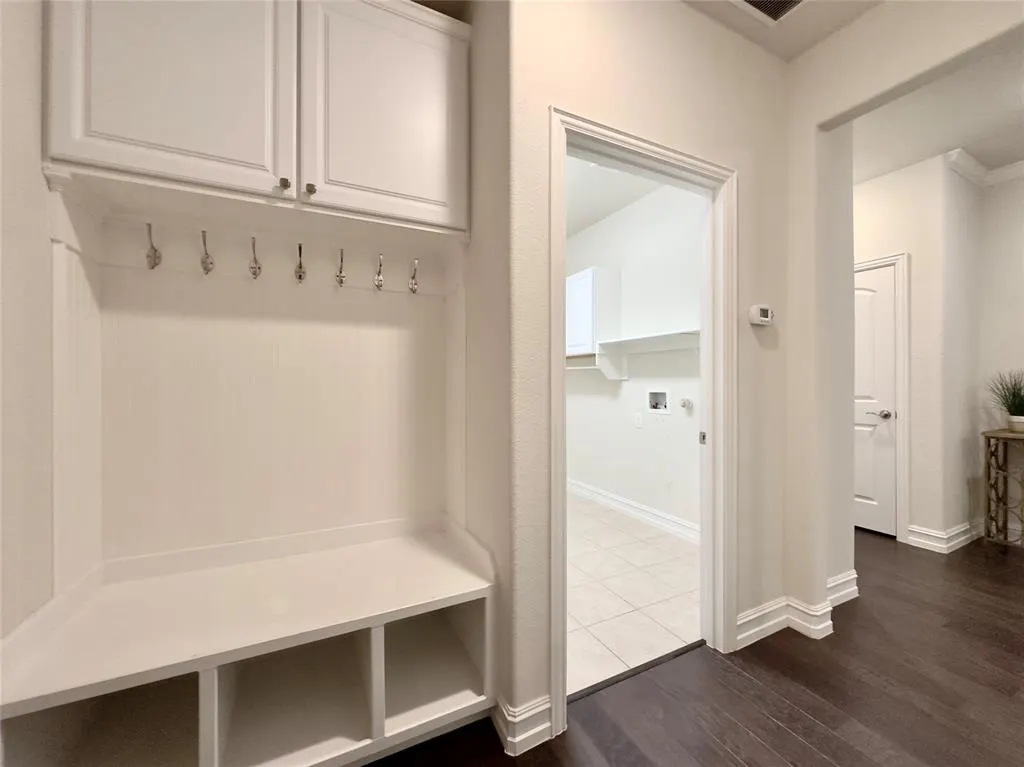 6808 Lighthouse Lane