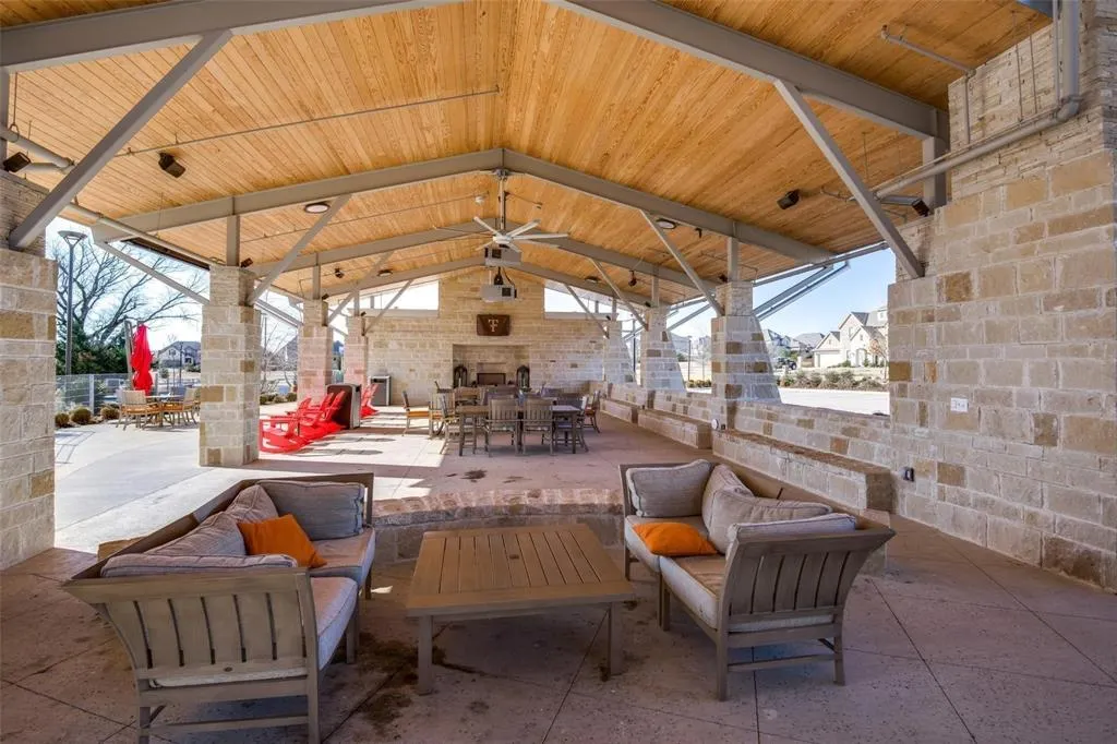 812 Llano Falls Drive
