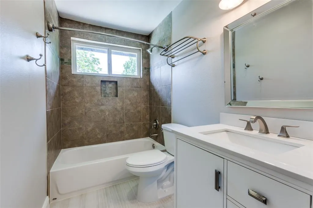 1135 La Mesa Drive