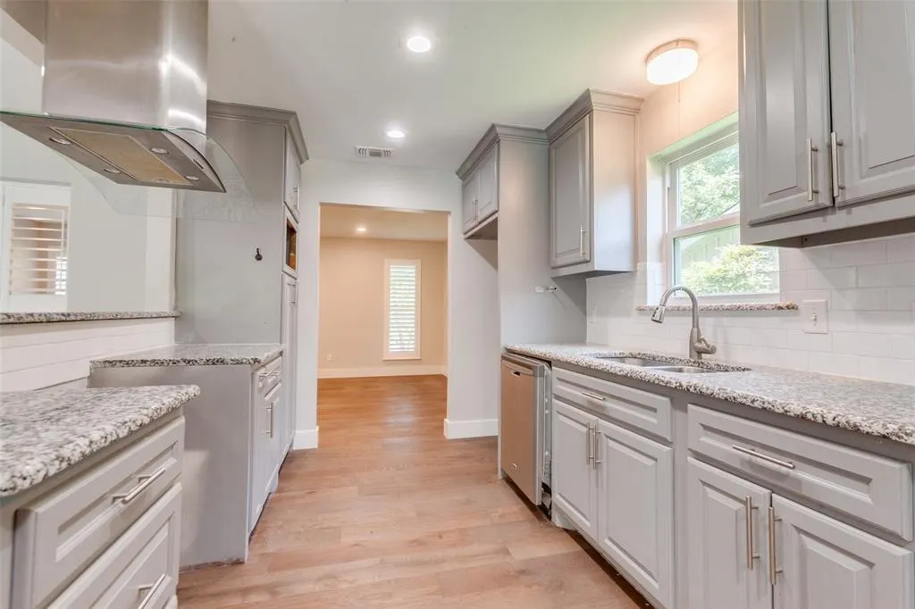 1135 La Mesa Drive