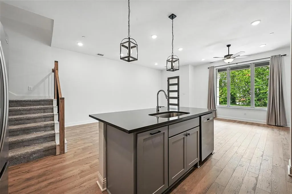 2528 Campden Mews