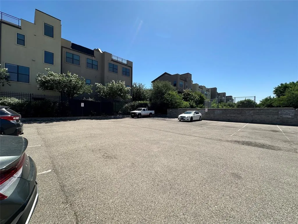 4526 Munger Avenue, #104