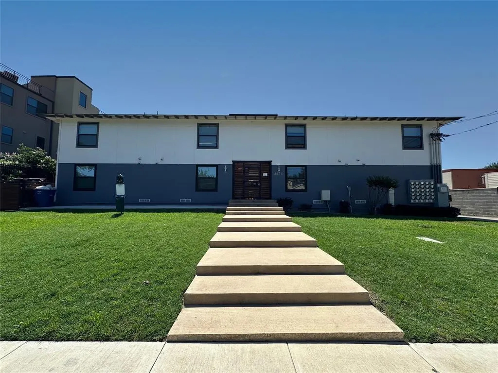 4526 Munger Avenue, #104