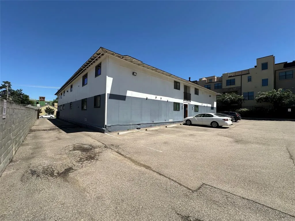 4526 Munger Avenue, #104