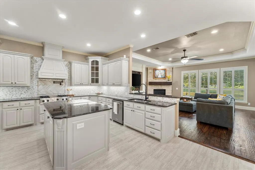 2901 Lakeview Drive