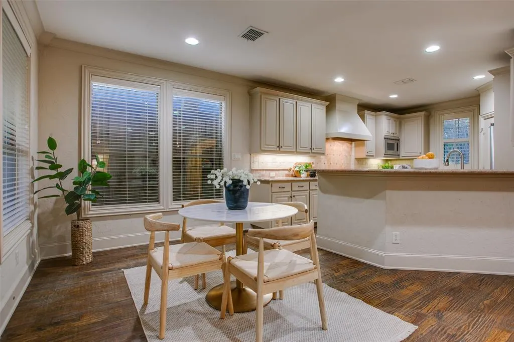 7238 Casa Loma Avenue