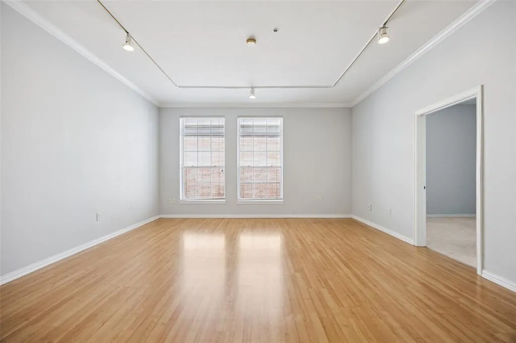 2305 Worthington Street, #322