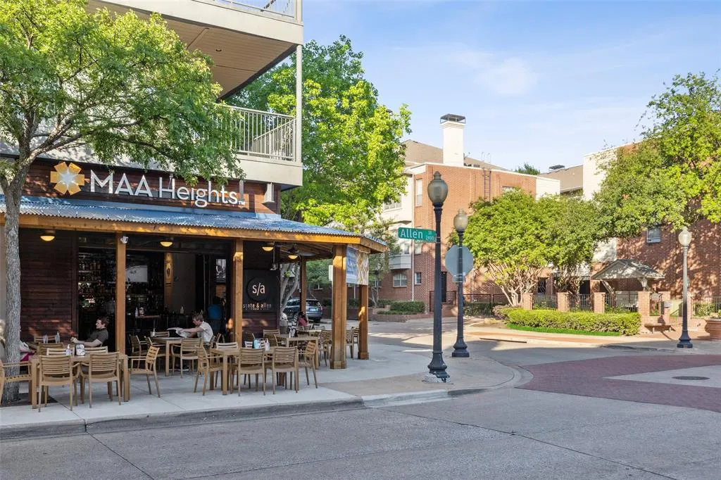 2305 Worthington Street, #322