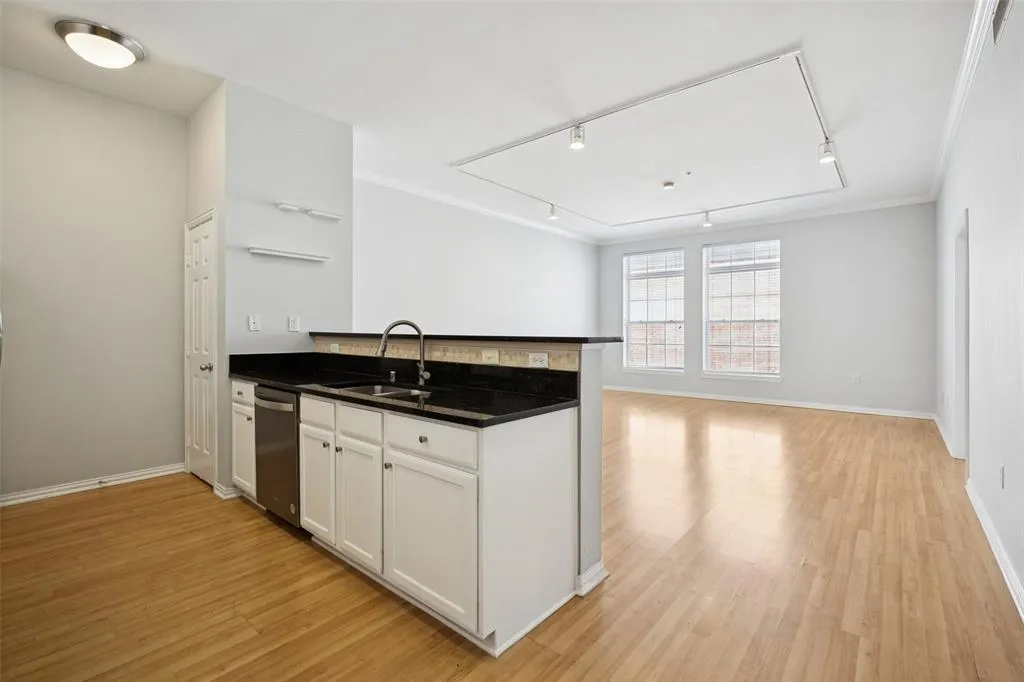 2305 Worthington Street, #322