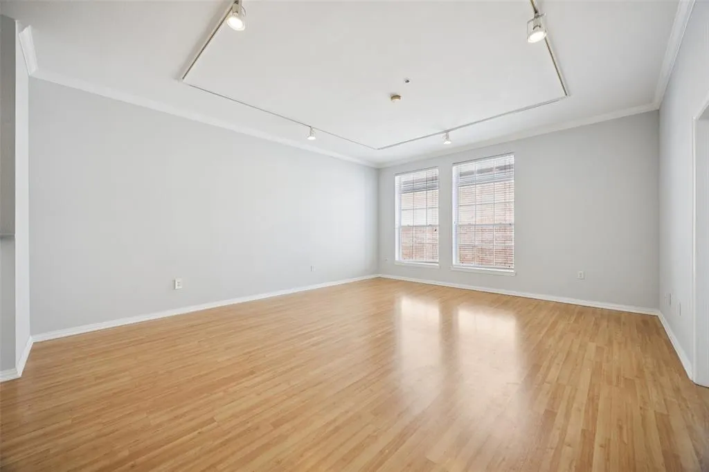 2305 Worthington Street, #322