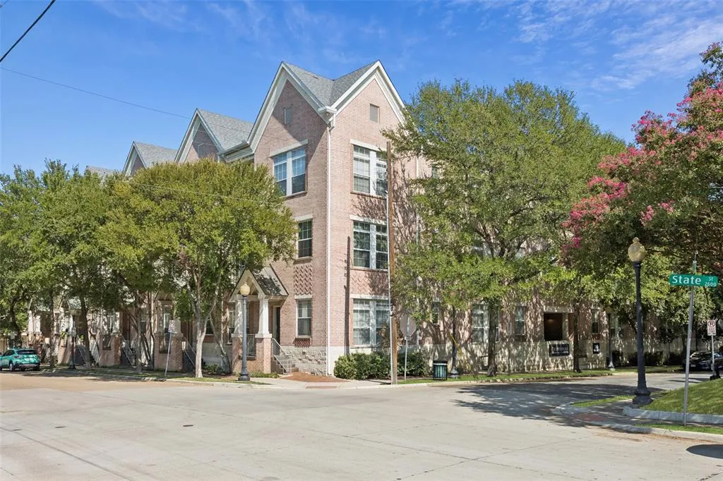 2305 Worthington Street, #322
