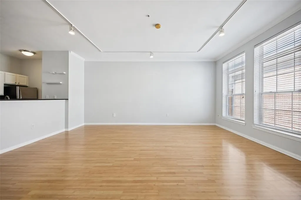 2305 Worthington Street, #322