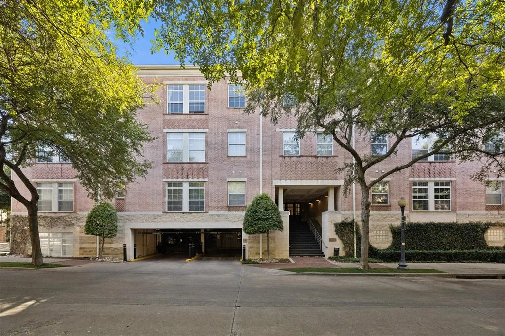 2305 Worthington Street, #322