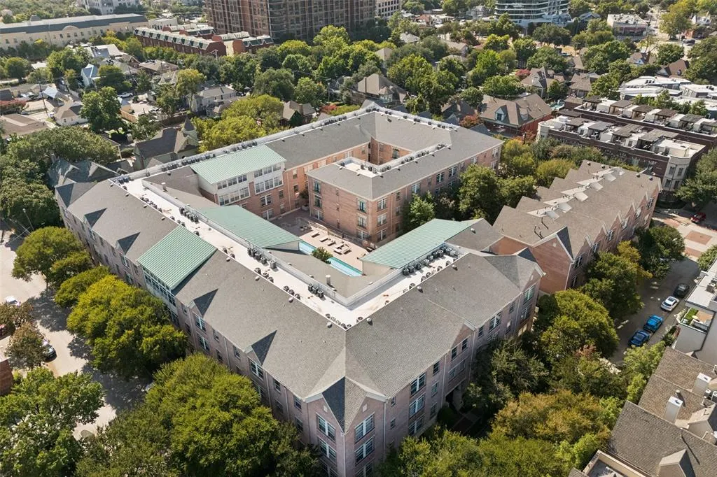 2305 Worthington Street, #322