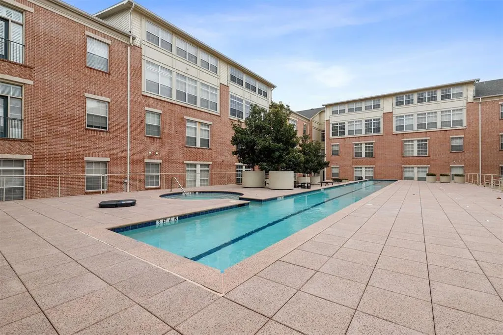2305 Worthington Street, #322