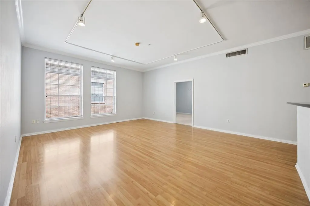 2305 Worthington Street, #322