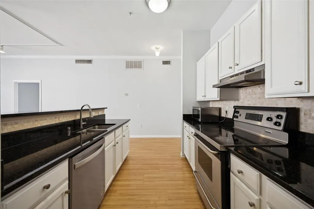 2305 Worthington Street, #322