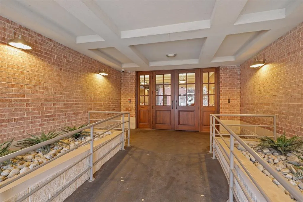 2305 Worthington Street, #322