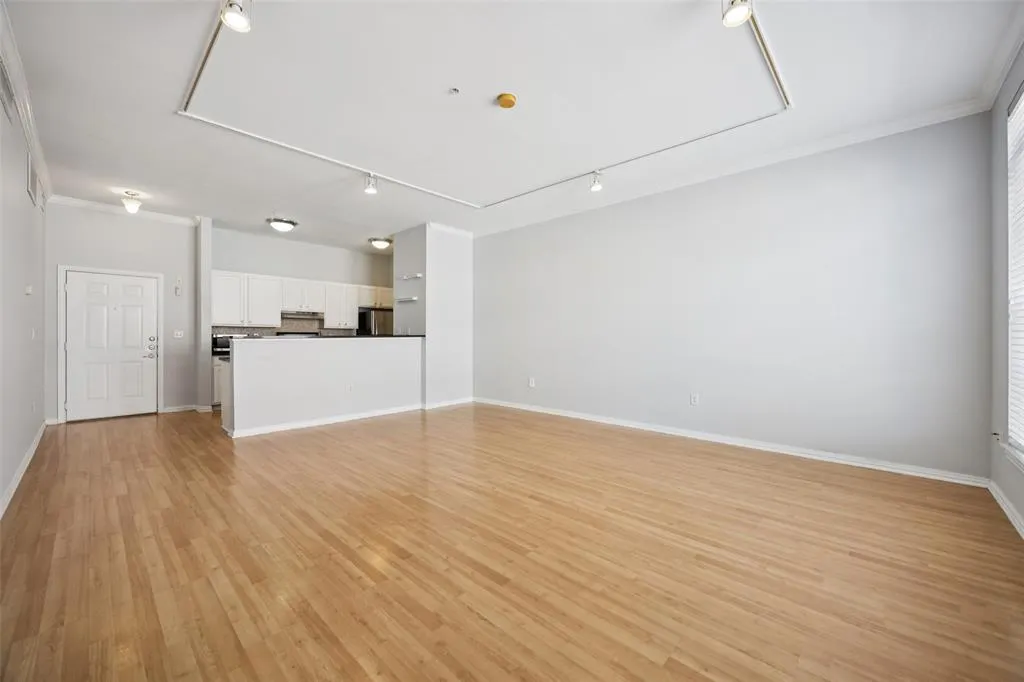 2305 Worthington Street, #322