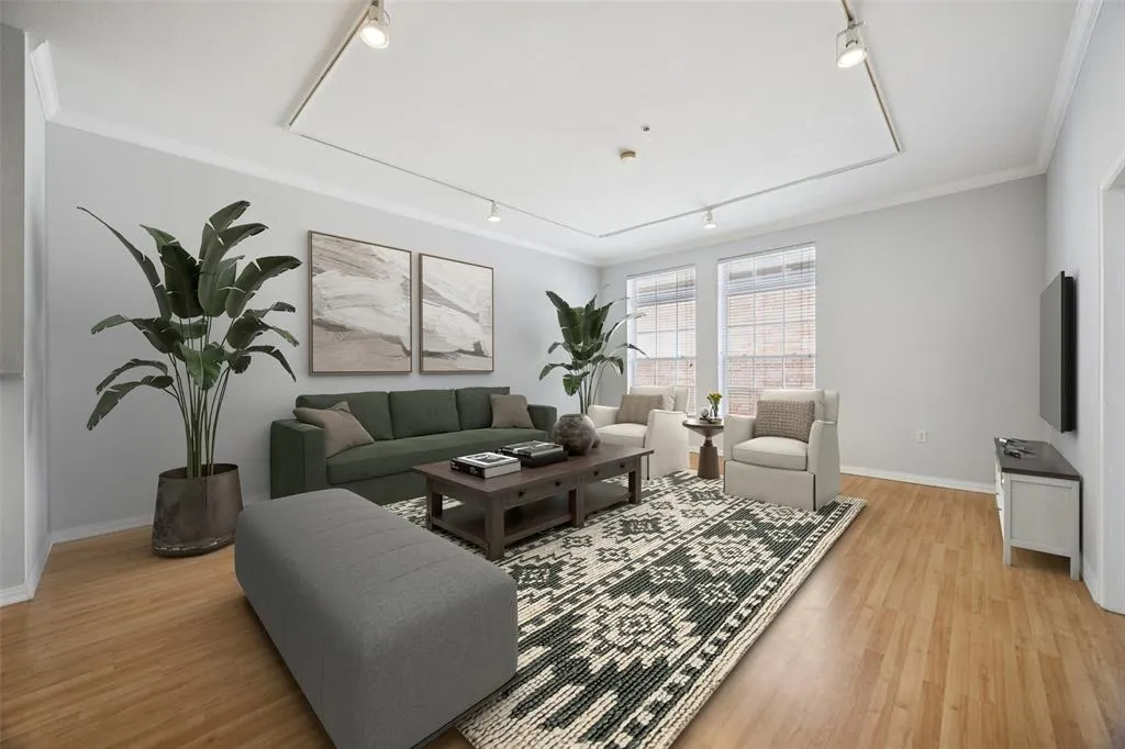 2305 Worthington Street, #322