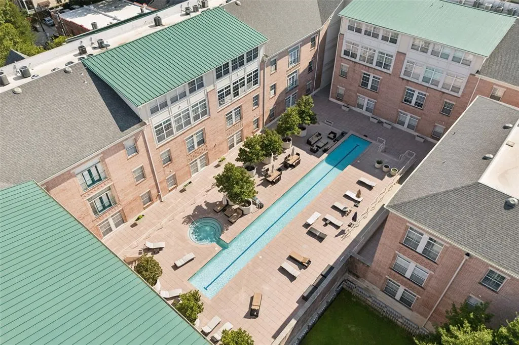 2305 Worthington Street, #322