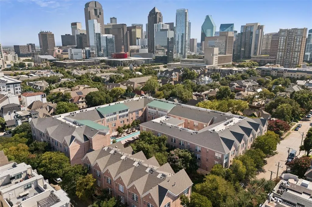 2305 Worthington Street, #322