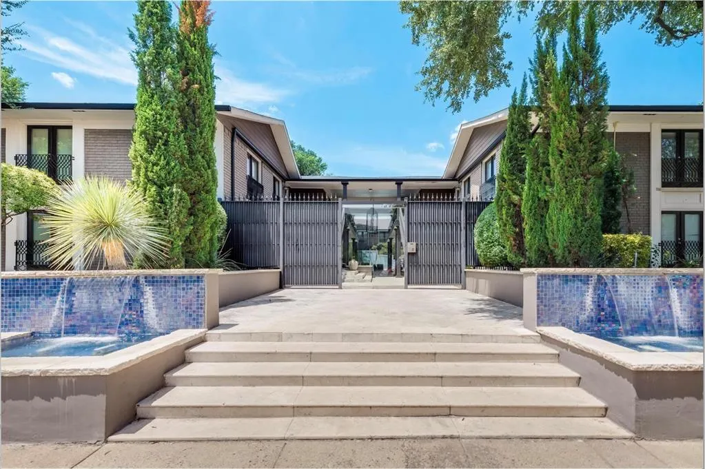 10211 Regal Oaks Drive, #220