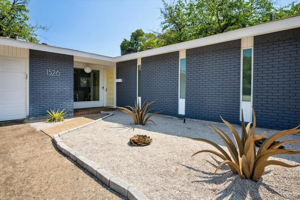 1526 Oates Drive