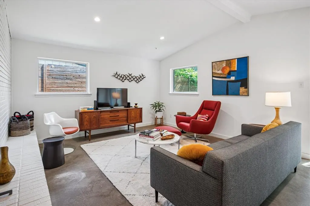 1526 Oates Drive