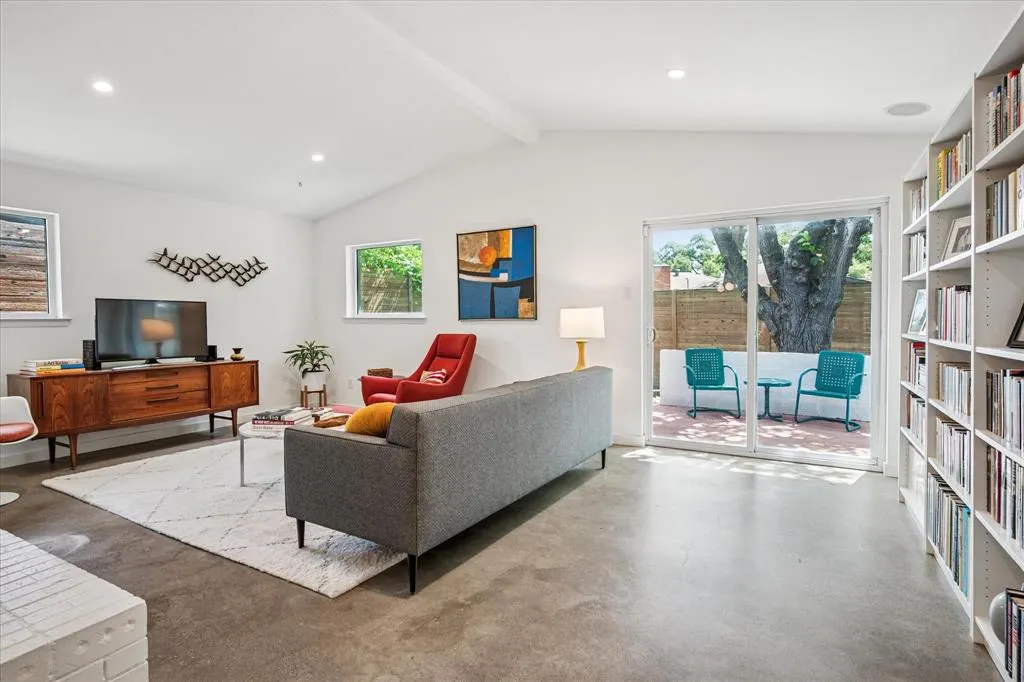 1526 Oates Drive