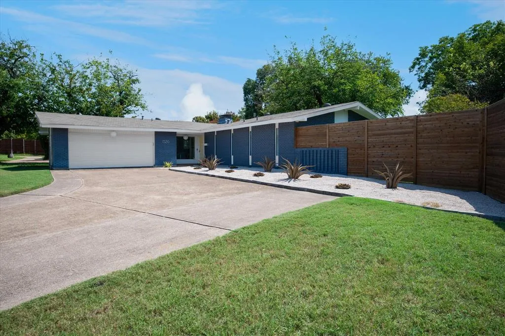 1526 Oates Drive