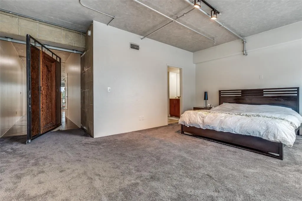 2011 Cedar Springs Road, #106