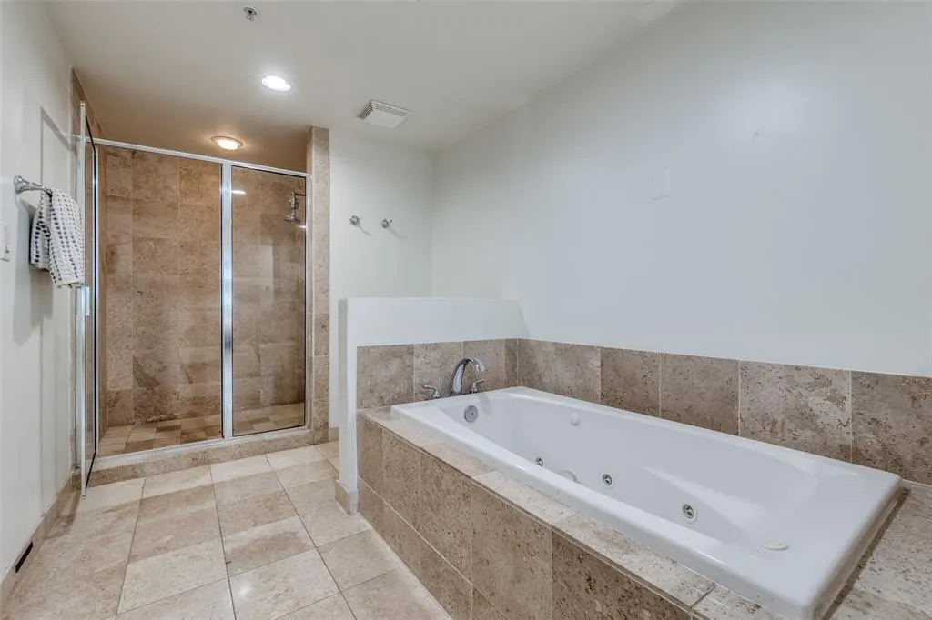 2011 Cedar Springs Road, #106