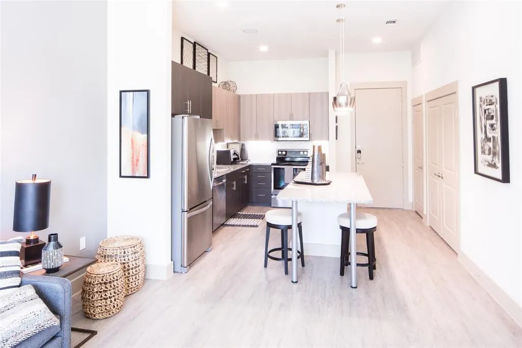 901 N Zang Boulevard, #203
