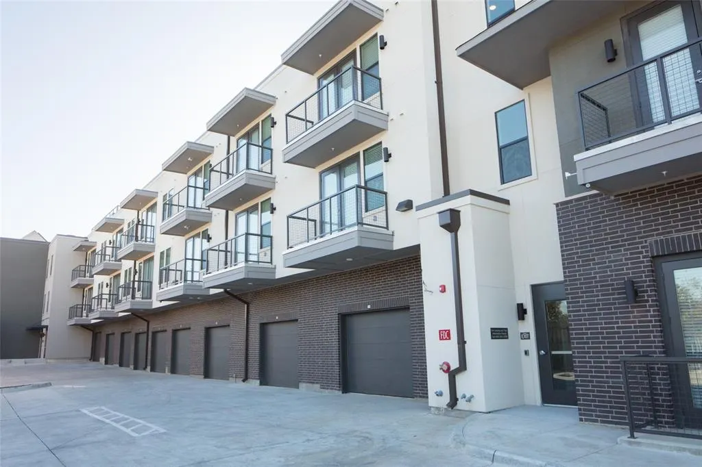 901 N Zang Boulevard, #204