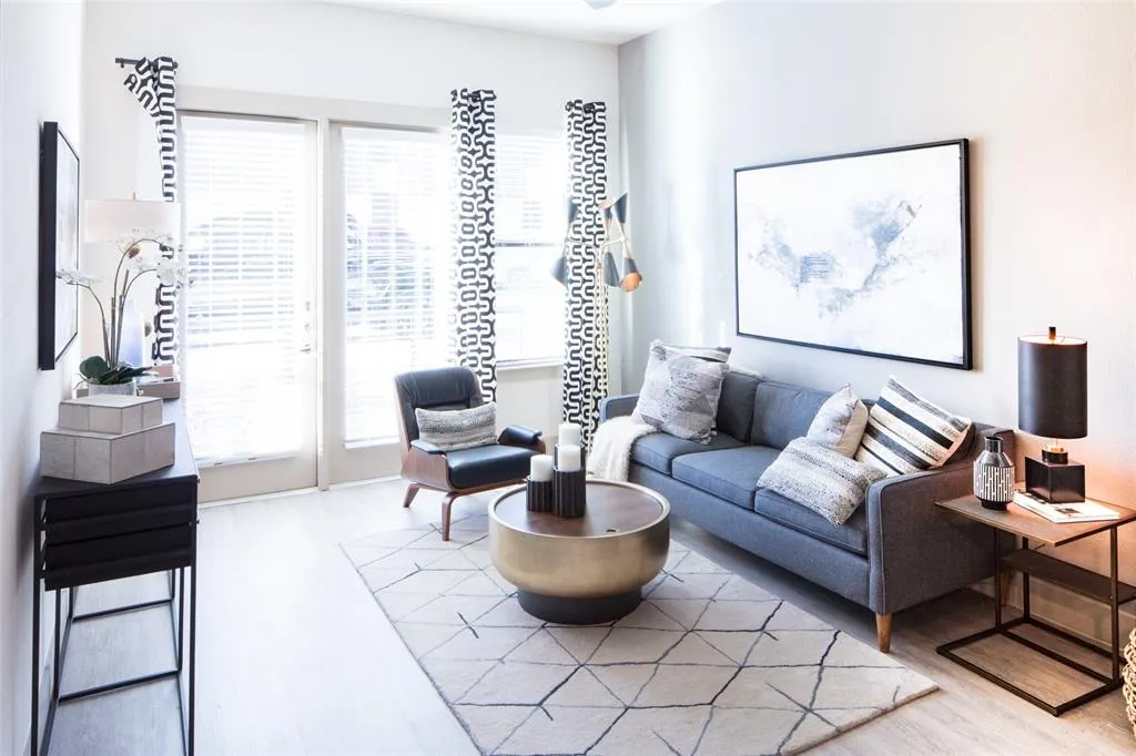 901 N Zang Boulevard, #204