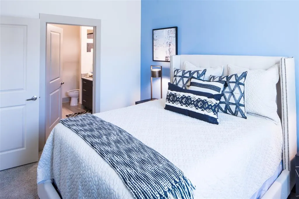 901 N Zang Boulevard, #204